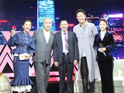 新望董事長(cháng)羅永輝與著(zhù)名歌星劉尊老師、汪正正老師、郭津彤老師、主持人雅琪在北京電視臺錄制節目現場(chǎng)親切合影